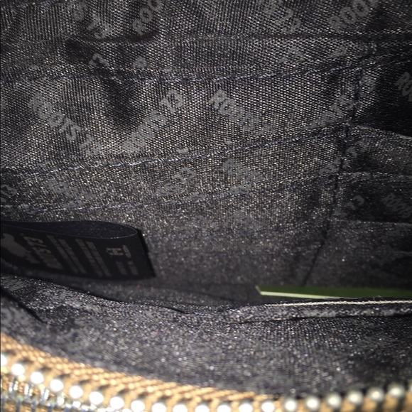 Roots crossbody - Picture 3 of 5